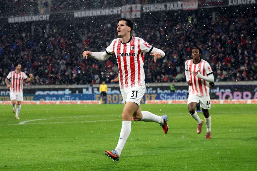 Igor Matanovič z Freiburgu slaví gól proti Hambruku. Igor Matanovič z Freiburgu slaví gól proti Hambruku.