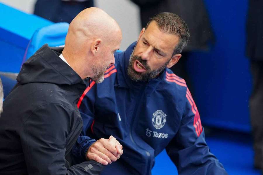 Ten Hag en Van Nistelrooij op de bank bij United