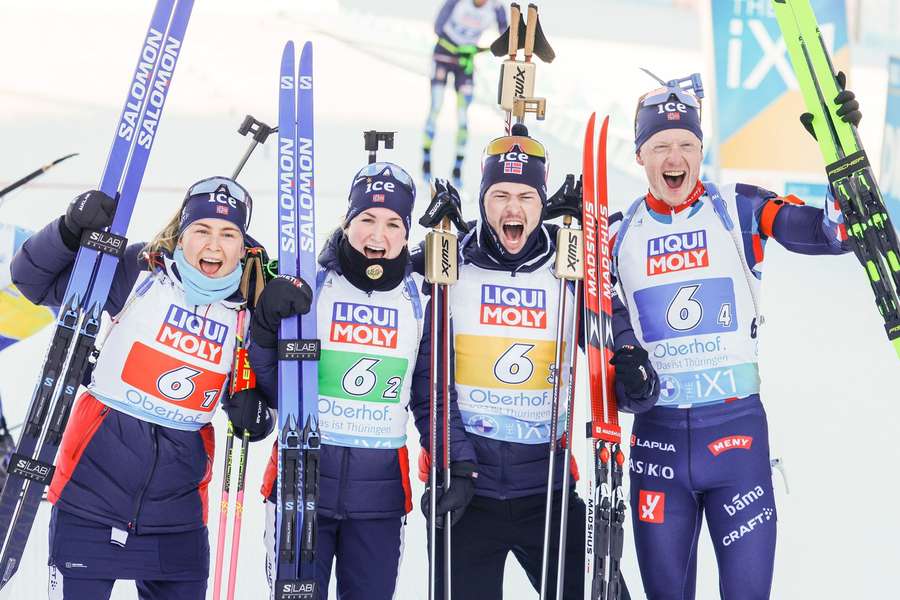 Von links nach rechts: Ingrid Landmark Tandrevold, Marte Olsbu Roeiseland, Sturla Holm Laegreid und Johannes Thingnes Boe gewinnen Gold für Norwegen.