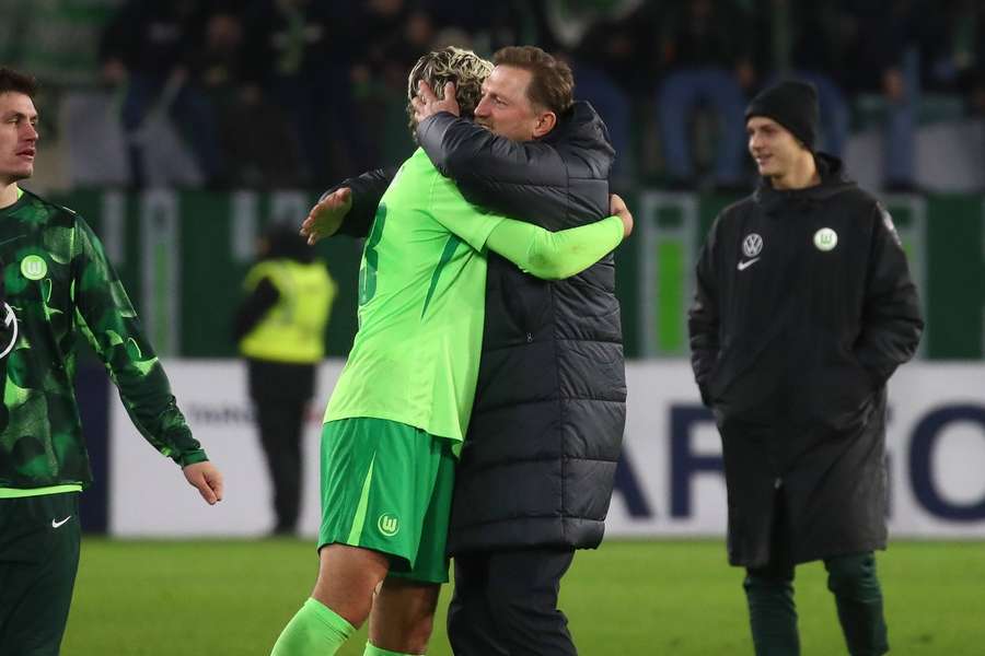 Wolfsburg-Trainer Hasenhüttl herzt Jonas Wind.