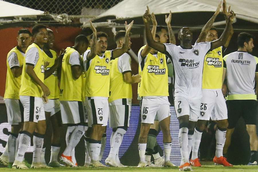 Jogadores do Botafogo celebram golo marcado por Luiz Henrique