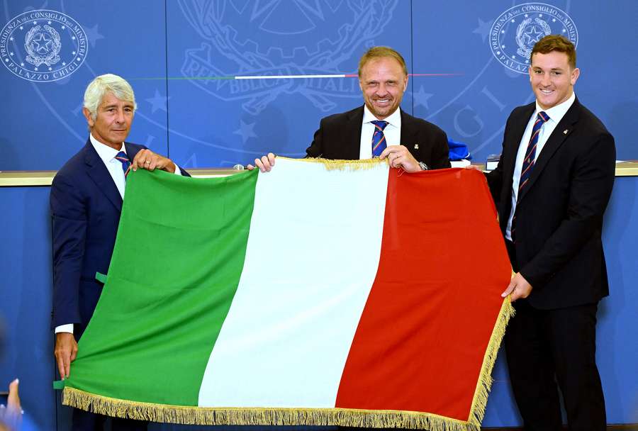 Il capitano Michele Lamaro (destra) con i ministri Andrea Abodi e Francesco Lollobrigida