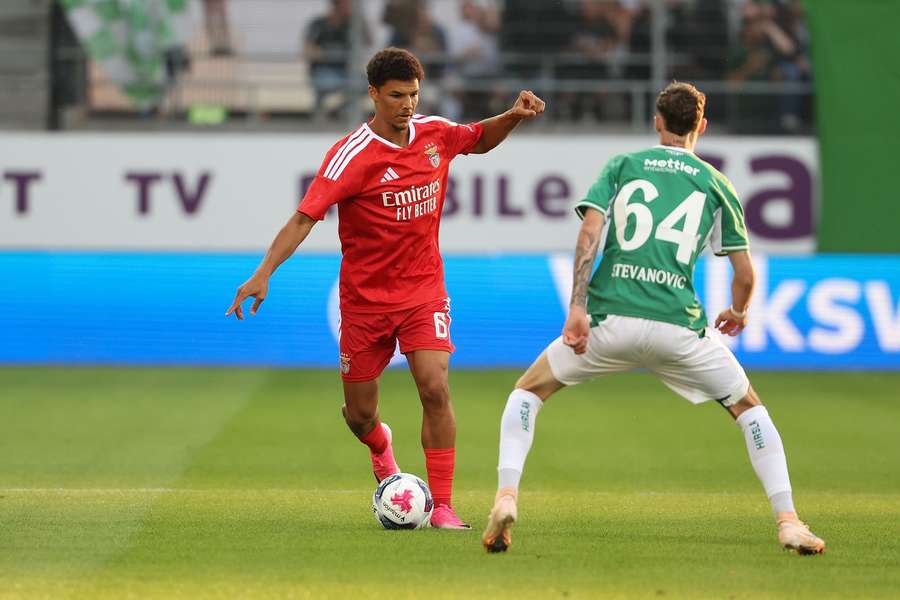 Alexander Bah perante Stevanovic no St. Gallen-Benfica Alexander Bah perante Stevanovic no St. Gallen-Benfica