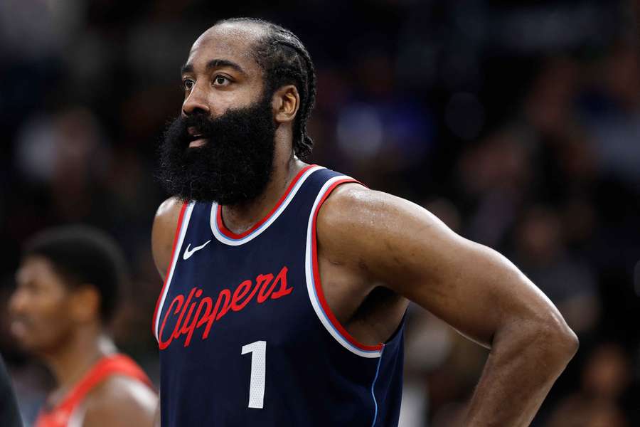 James Harden rests during halftime (2025)