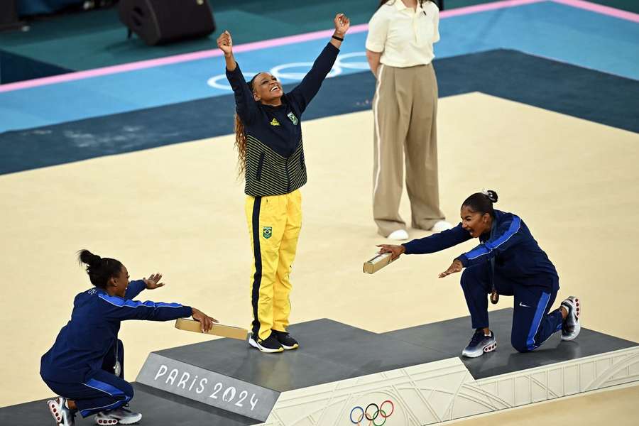 Simone Biles e Jordan Chiles congratulam Rebeca Andrade na prova de solo