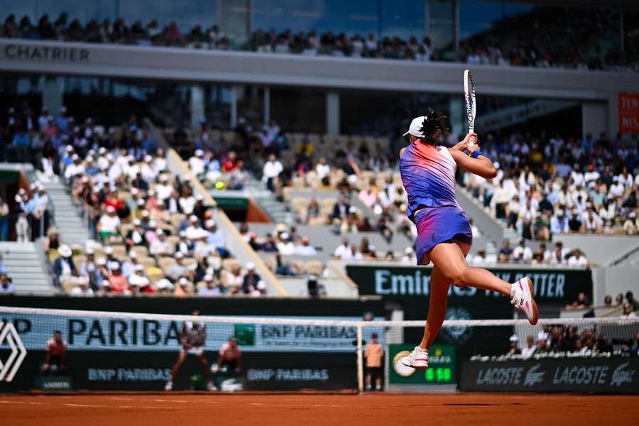 Swiatek continues to dominate at Roland Garros