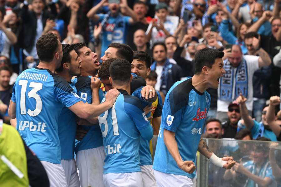 Napoli kwam in eigen huis nog wel op voorsprong, maar zag Salernitana zes minuten voor tijd langszij komen