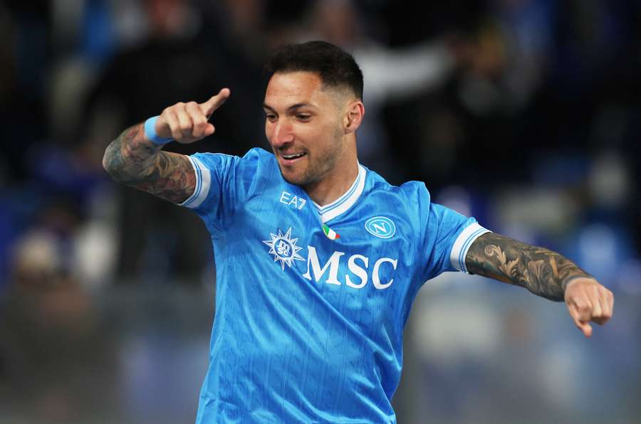 O Napoli venceu confronto direto contra o Milan O Napoli venceu confronto direto contra o Milan