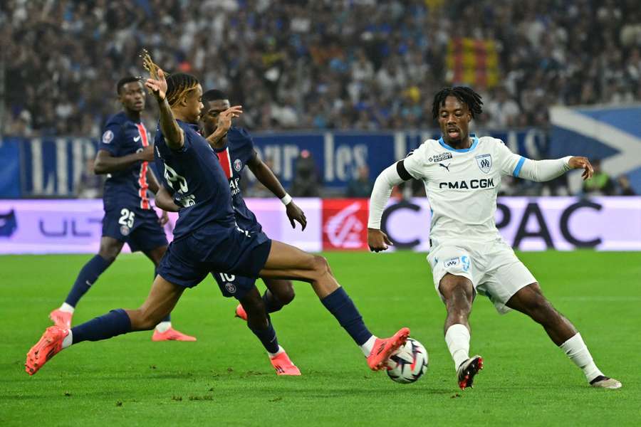 Elye Wahi contre le PSG (à droite).