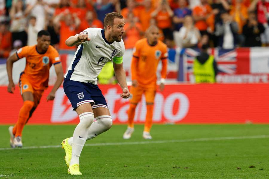 Harry Kane, en el lanzamiento del penalti que ha supuesto el 1-1