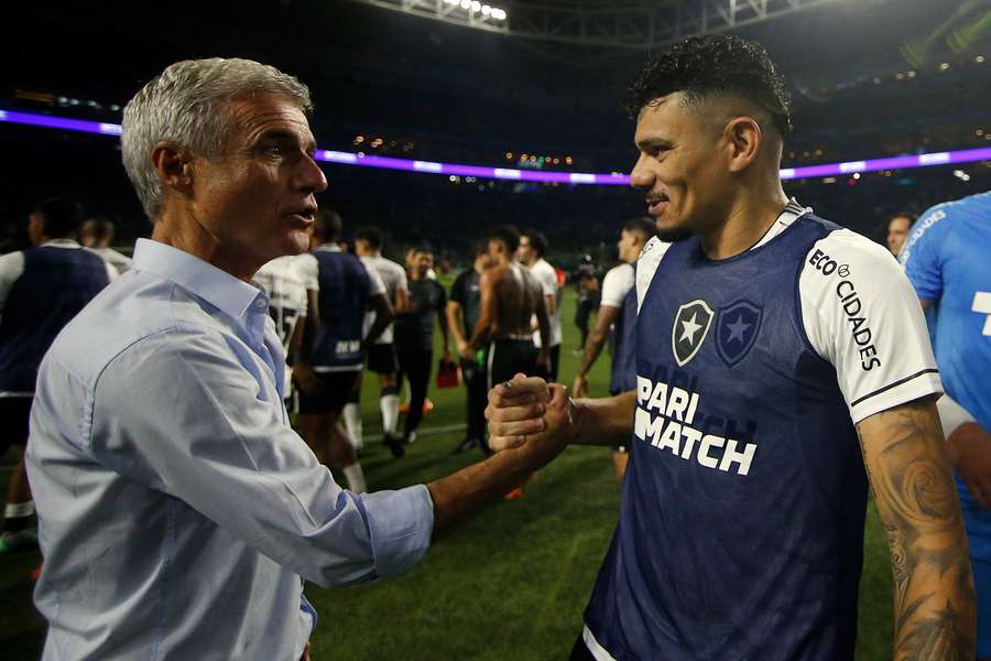 Castro cumprimenta Tiquinho Soares após vitória no Allianz