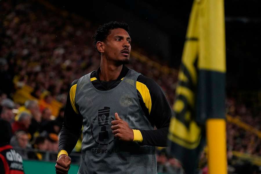 Haller loopt warm tijdens de bekerwedstrijd tussen Borussia Dortmund en TSG Hoffenheim