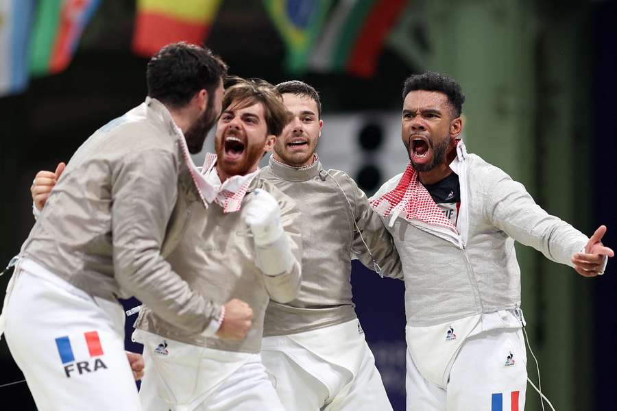 Les sabreurs après leur victoire.