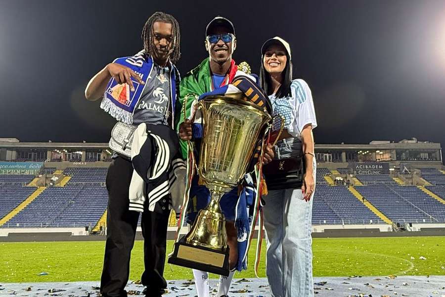 Aldair segura o troféu de campeão Aldair segura o troféu de campeão