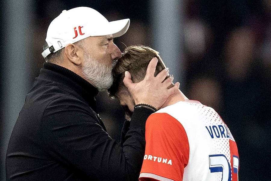 Trenér Jindřich Trpišovský jasně naznačil, že jeho současnou prioritou je Slavia. Trenér Jindřich Trpišovský jasně naznačil, že jeho současnou prioritou je Slavia.