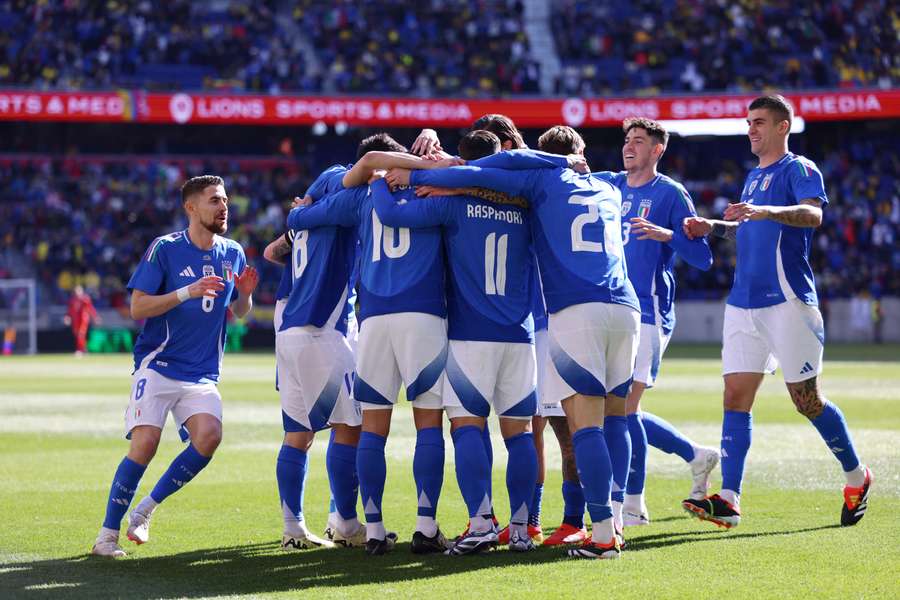 A Itália comemora o golo inaugural de Lorenzo Pellegrini