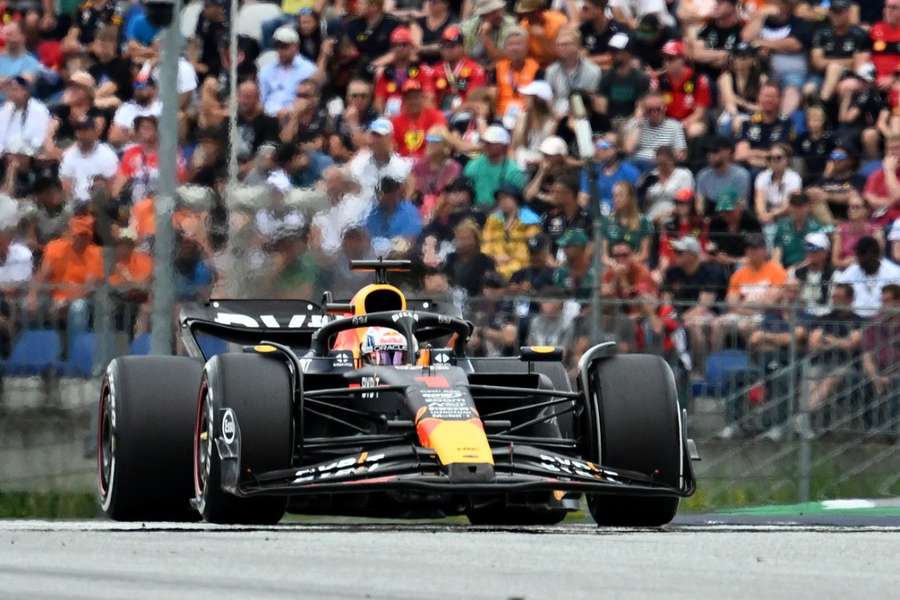 Max Verstappen opět zvítězil s naprostým přehledem, vyhrál sedmou Grand Prix v sezoně.