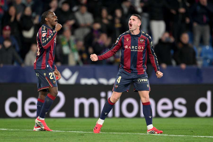 Adrian de la Fuente (vpravo) slaví gól proti Elche. 