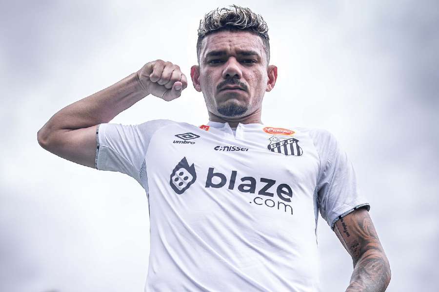Tiquinho Soares posa com a camisa do seu novo clube, o Santos de Pelé e Neymar