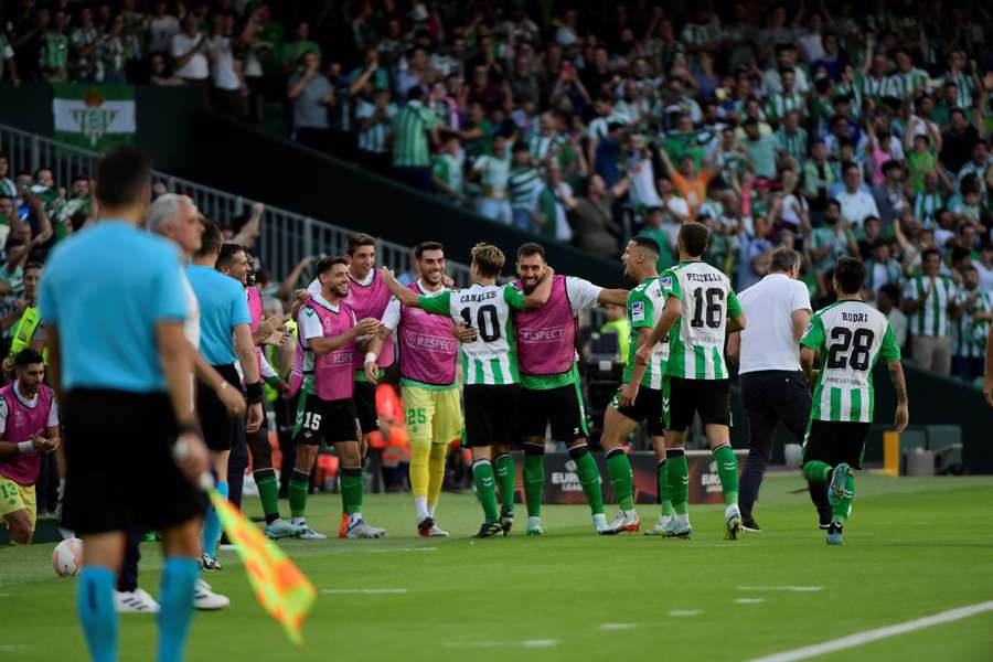 Canales celebra el primer tanto del Betis ante la Roma