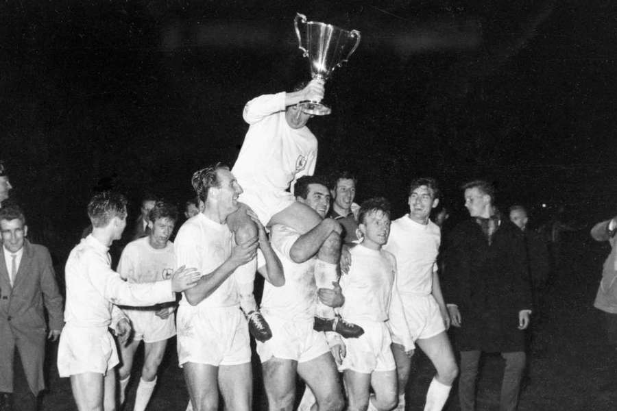 Danny Blanchflower ridică Cupa Cupelor Europene, în 1963