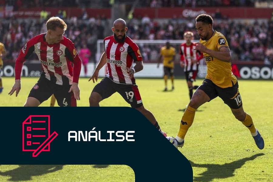Matheus Cunha, do Wolverhampton Wanderers, em ação com Bryan Mbeumo e Sepp van den Berg, do Brentford