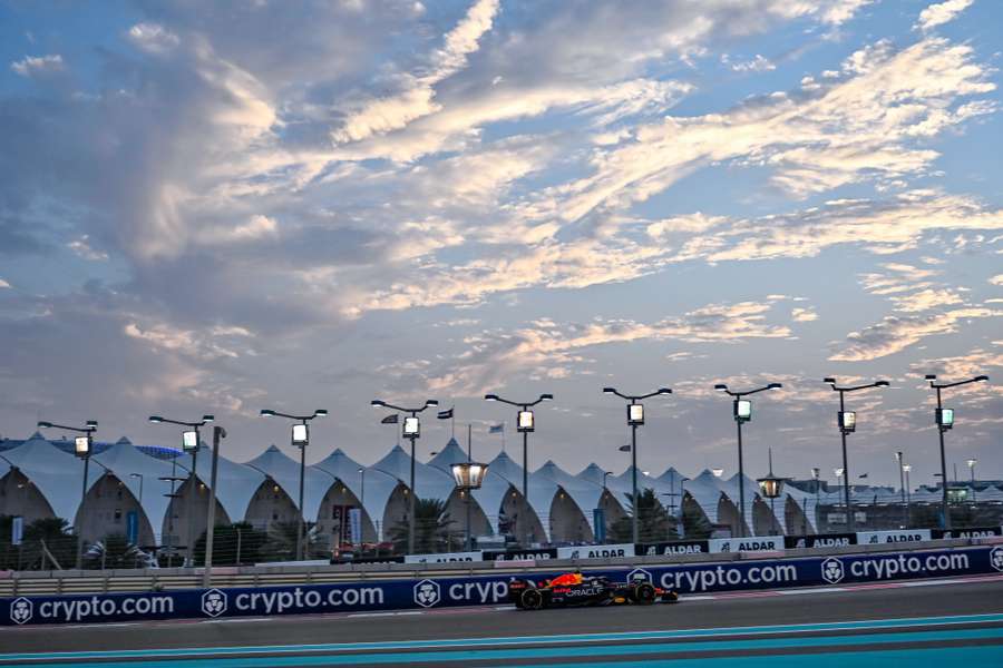 Max Verstappen voltou a vencer em Abu Dhabi
