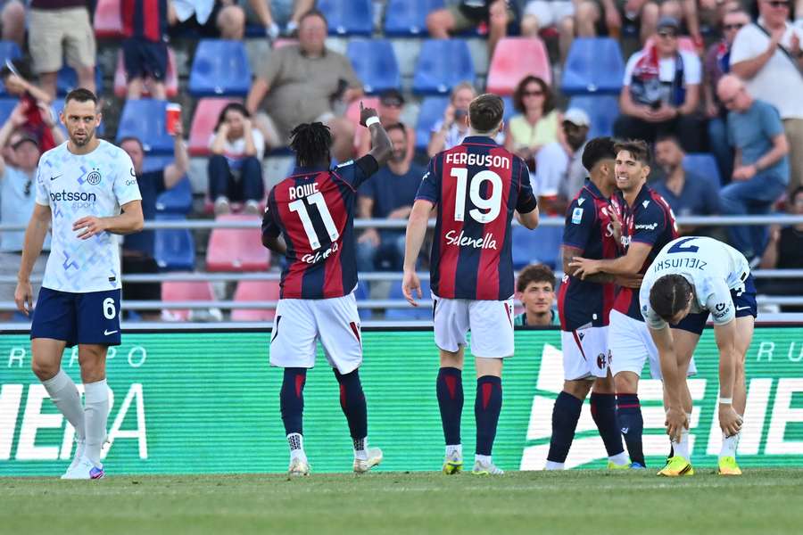 Il Bologna festeggia dopo un gol