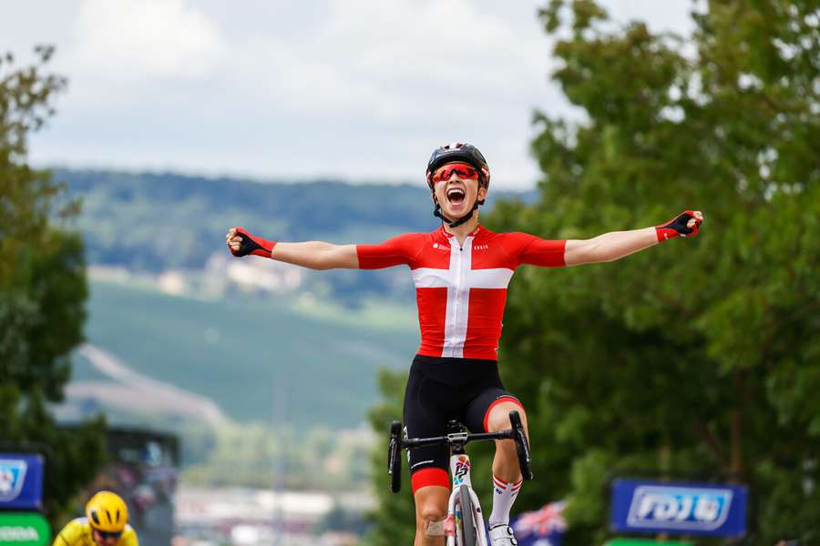 Med dannebrog på trøjen var Cecilie Uttrup Ludwig første kvinde over målstregen på tredje etape af årets Tour de France Femmes. 