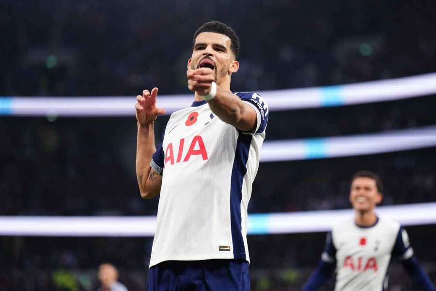 Dominic Solanke de la Tottenham Hotspur sărbătorește marcarea celui de-al doilea gol al echipei sale 