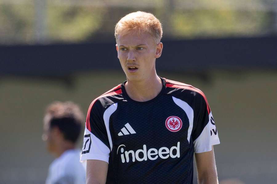 Fulham in talks with Eintracht Frankfurt over midfielder Hugo Larsson Fulham in talks with Eintracht Frankfurt over midfielder Hugo Larsson