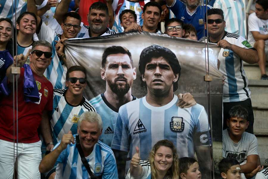 Diego Maradona tryllebandt fodboldverden, men vandt aldrig Ballon d'Or. Nu kan Messi vinde guldbolden for ottende gang.