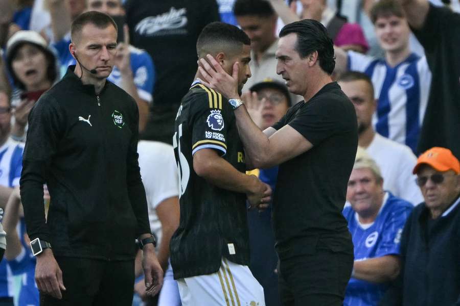 João Gomes é consolado pelo técnico Unai Emery na saída de campo João Gomes é consolado pelo técnico Unai Emery na saída de campo