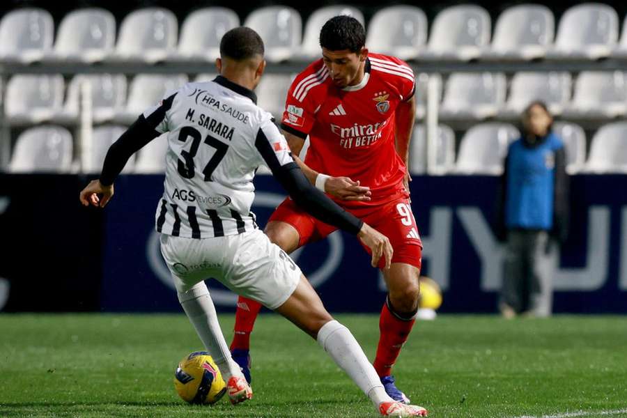 Francisco Silva tenta passar por um adversário