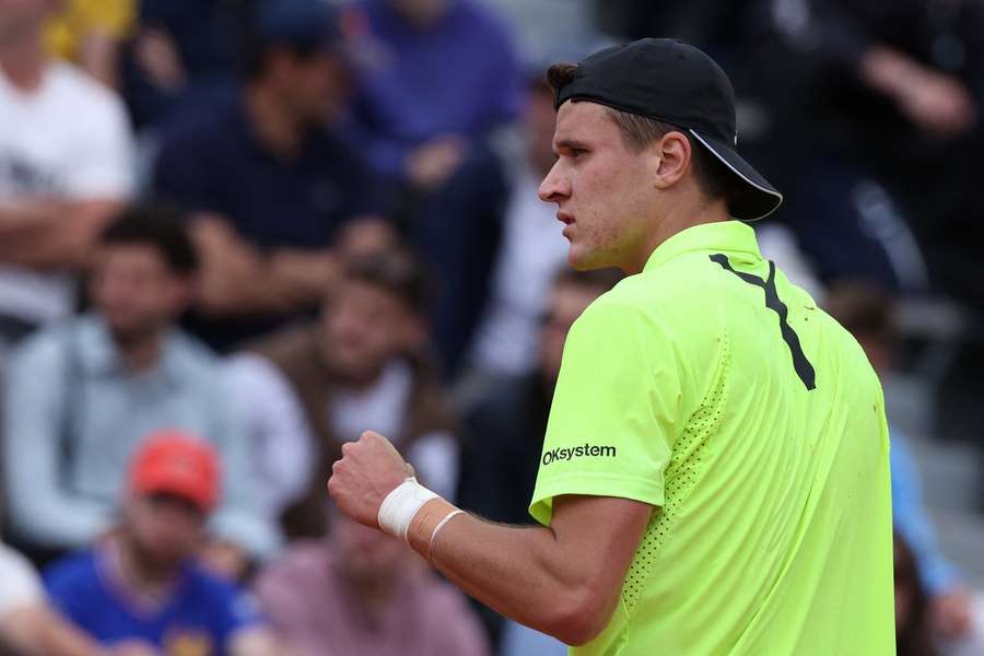 Jakub Menšík zahájil debut na French Open vydřenou výhrou.