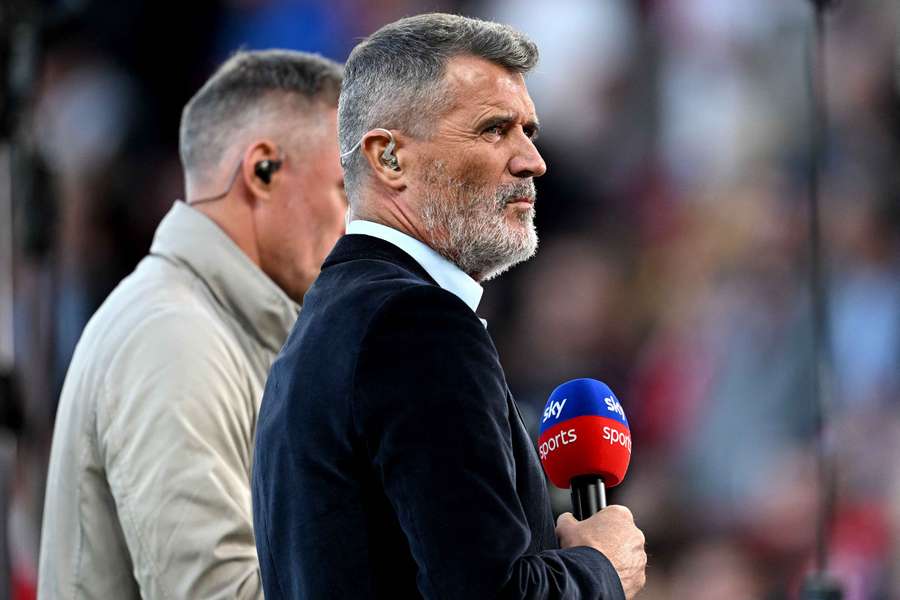 Roy Keane observa a apresentação para a Sky Sports