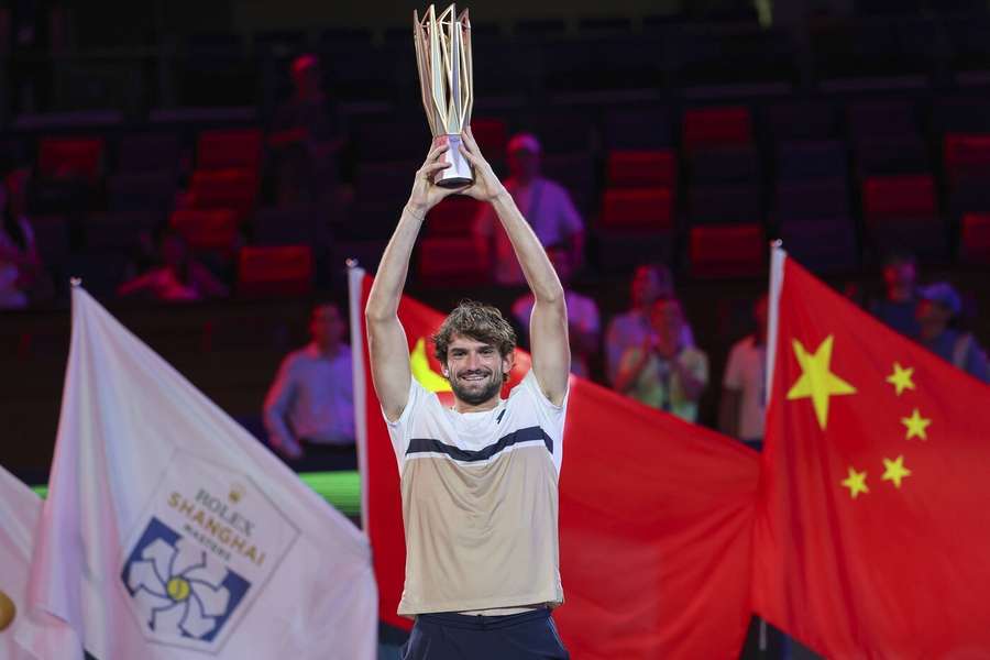 Valentin Vacherot s trofejí pro šampiona Masters v Šanghaji.