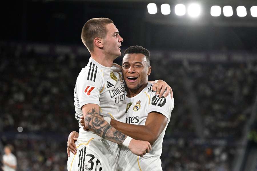 Mastantuono y Mbappé celebran uno de los goles del Madrid