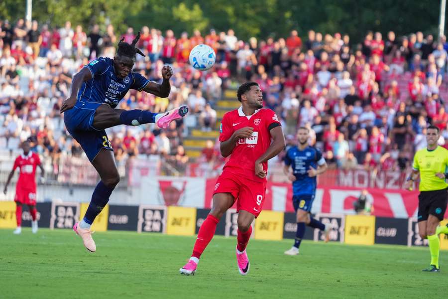 Solet spazza via un pallone destinato a Varela Solet spazza via un pallone destinato a Varela