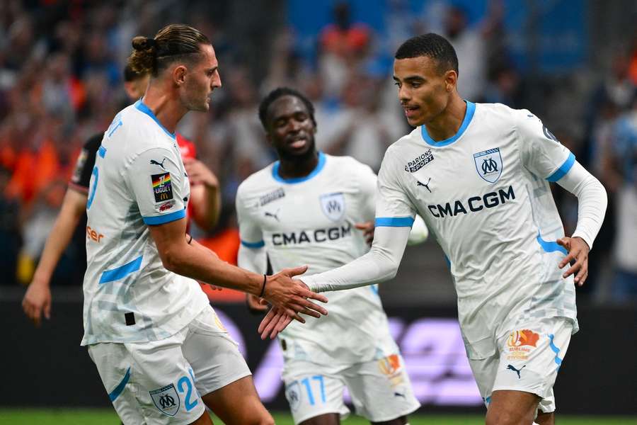 Mason Greenwood et Adrien Rabiot célébrant leur but face à Rennes, le 17 mai 2025.