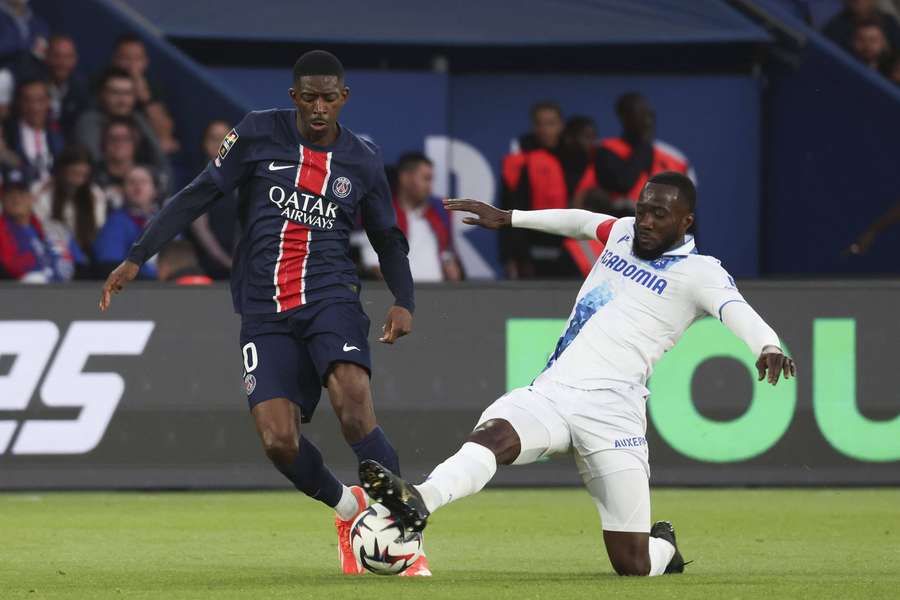 Elisha Owusu tackles Ousmane Dembele