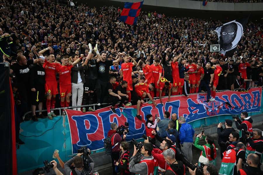 Jucătorii FCSB sărbătoresc câștigarea titlului alături de suporteri