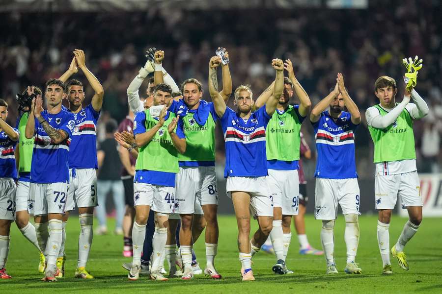 Jogadores da Sampdoria comemoram após a suspensão do jogo de domingo