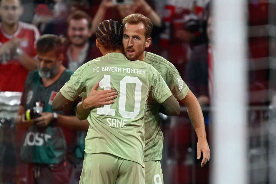Kane festeggia il gol con Leroy Sane