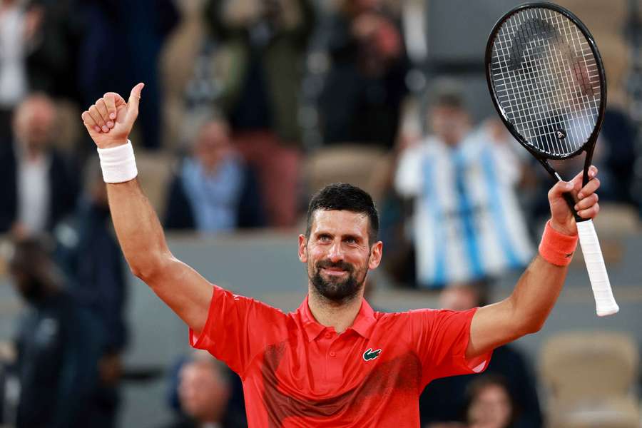 Djokovic celebra su victoria en su estreno en Roland Garros 2025