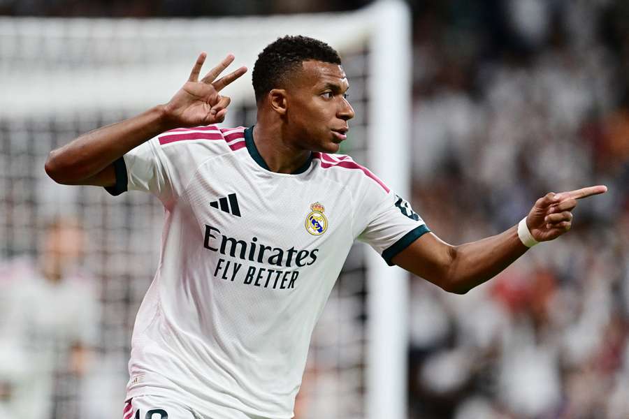 Mbappé celebra su tercer gol