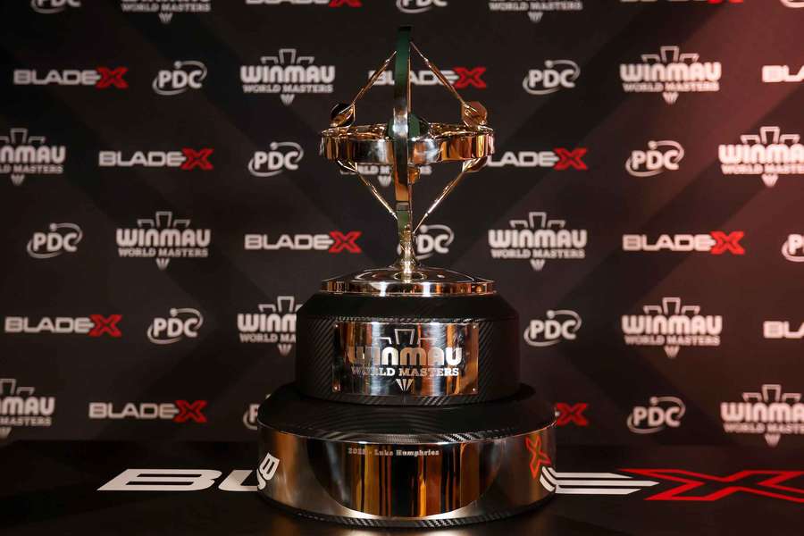 Die Trophäe des Winmau World Masters bei der Auslosung am Montag.