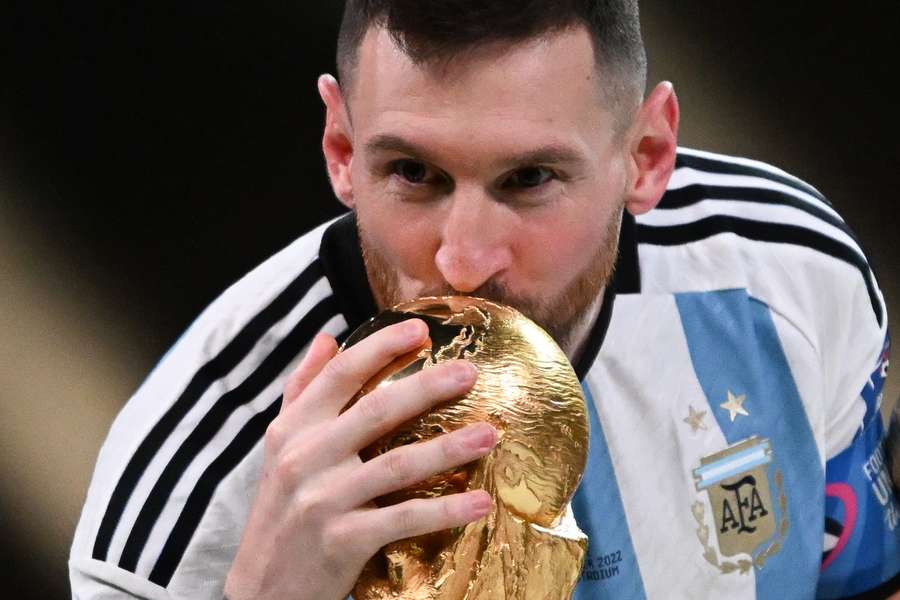 Messi, enfim, no Olimpo, recebe bastão de Maradona e é assunto aos céus