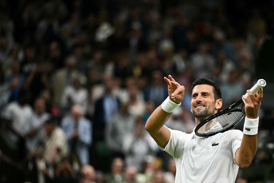 Djokovic 'toca el violín' tras ganar a Rune