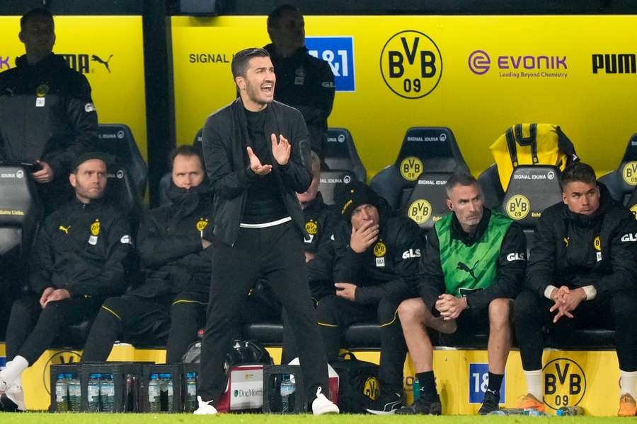 Nuri Sahin nie je spokojný s defenzívnou prácou Dortmundu. 